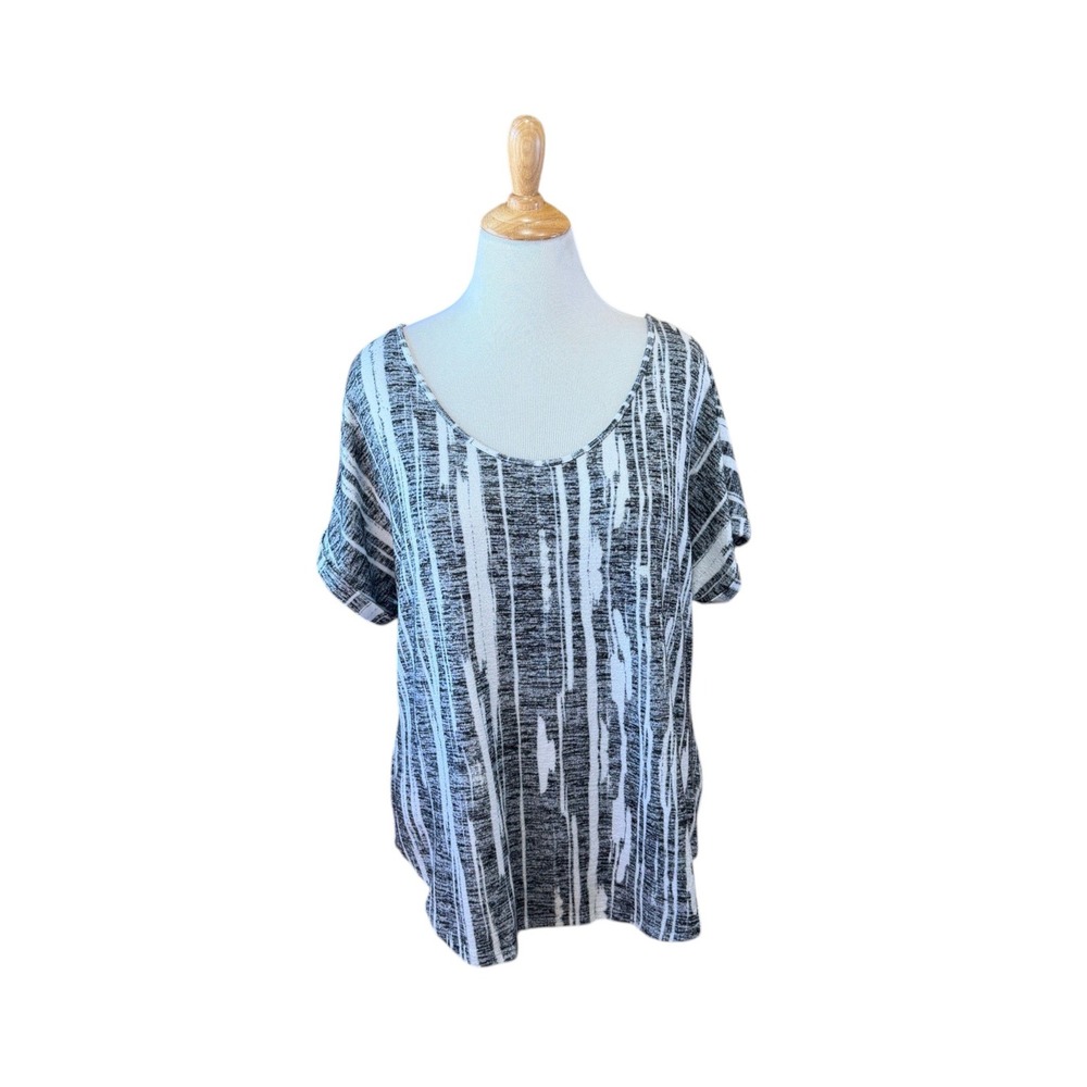 Ava & Viv Black White Abstract Stripe Keyhole Back Top 2X Short Sleeve Knit